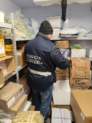 Ancona - Controlli sulla filiera ittica tra Marche e Umbria: sequestrati oltre 25 chili di prodotto